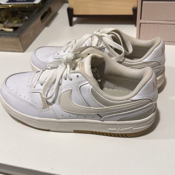 Women’s Nike shoes - Picture 3 of 7